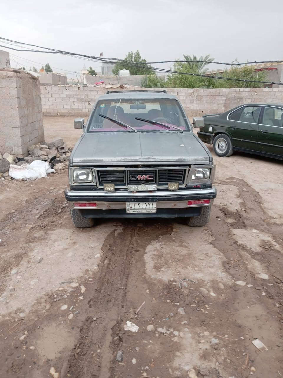 جيمسي موديل ١٩٨٩ رقم انكليزي واسط تحويل ثاني يوم كير محرك ملكه جيد جدا السعر ٣٠ وبيها مجال. هاذا رقم المالك الحائز ***********
