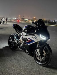 S1000RR M packeg  للبيع ماشيه 7ميل بس صفاحيات مو كاربون  عليها سستم هد...