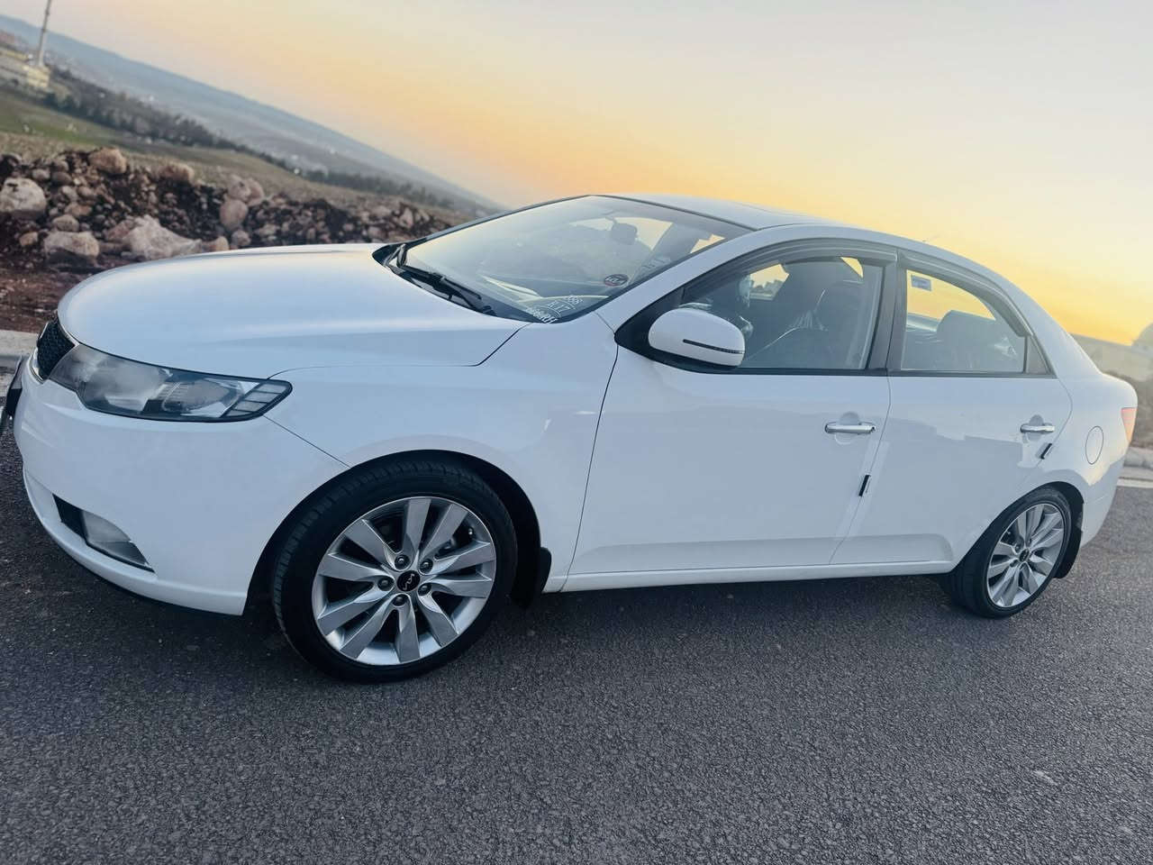 كيا سيراتو موديل 2012ً فول مواصفات عدا البصمه ويل 16ً مري شفط وإشارات بالمري فتحة سقف A-B-Sً سويج شخاطه يدات نيكل  تحكمات استيرن بلوتوث تبريد لمس. شفتات استيرن محرك 1600ًبعد بيها هواي مواصفات السياره بدون صبغ بيها باب السكن الأمامي تعديل على البارد وباب السائق الأمامي تبديل شركه بلادي  كير محر@ك بشرط تدفئه وتبريد شرط السياره رقم أربيل وبسمي تحويل  أو وكاله مباشر السنويه تنتهي نهاية ٢٠٢٧ سعر السياره 114$ً وبيها مجال *********** ًهذا الرقم يحتوي على الواتس أب وفايبر مكان السياره قضاء عقره ولكم جزيل الشكر والتقدير
