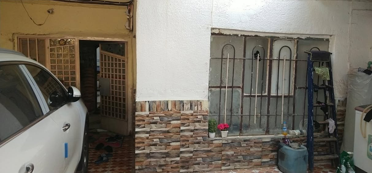 يت طابو في حي الصدرين الثانيه قرب سكلة بيت جليبه ابو ستار مقابيل بيت كريم المحامي مساحة البيت 150 م مشيد من الطابوق ومسقف كونكريت بيت قديم بس بحالة جيده يتكون من غرفتين وصاله ومطبخ واستقبال وصحيات خارجيه السعر 95 مليون للاستفسار اكثر اتصال ***********
