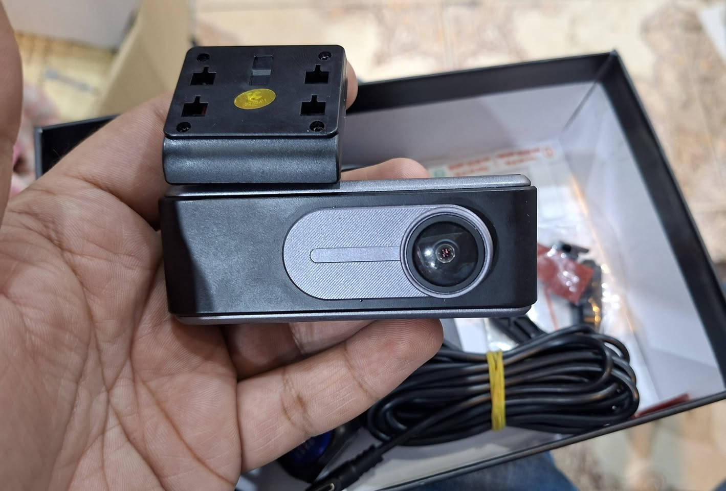 متوفر
داش كامTomzio EM1  أمامية وخلفية 
 تتميز بتصوير 4K عالي الدقة، وتأتي مزودة بتقنيات متطورة تجعلها خياراً ممتازاً لأمن وحماية سيارتك.

  إليك أبرز مواصفاتها :
⭕ دقة الفيديو: تصوير أمامي بدقة 4K مع إمكانية التسجيل 
      المزدوج (أمامي وخلفي).
⭕ الاتصال: تدعم شبكات الواي فاي 2.4GHz و 5.8GHz لنقل 
      الفيديوهات بسرعة عالية.
⭕ تحديد المواقع (GPS): مدمج لتتبع السرعة ومسار القيادة.
⭕ مراقبة التوقف (Parking Mode): مراقبة على مدار 24 
 ساعة بخاصيتين (تسجيل متقطع / مستشعر الاصطدام).الشاشة: شاشة IPS بحجم 3.2 بوصة.
⭕ التخزين: تأتي غالباً مع بطاقة ذاكرة مجانية بحجم 128GB.

السعر 75 الف


**إذا كنت صاحب هذا الإعلان وتريد حذفه لأي سبب، رجاءا أرسل رسالة إلى الدعم الفني**