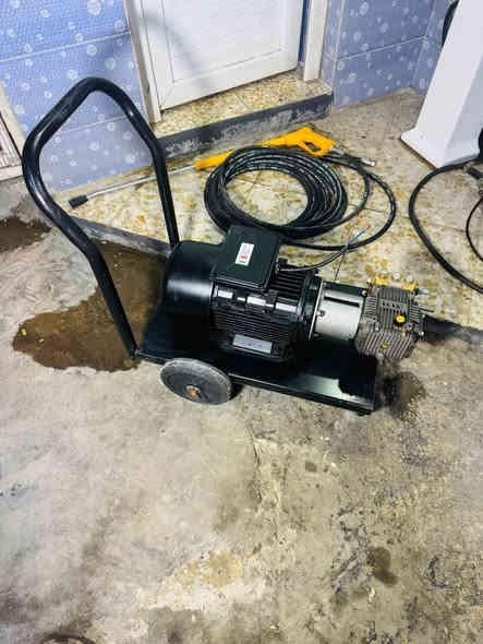 مضخة ايطالية 200 بار 
ماطور سنكل 5 ونص 
مستعمل قليل  
صوندة مسلح 15 متر
ضغط قوي  
السعر 625 الف 
مكاني بغداد 
*********** بغداد
