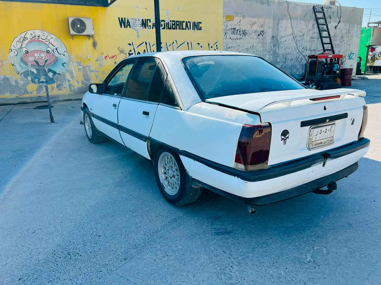 السلام عليكم اوبل اوميكا موديل 89 سياره كير ومحرك شرط لا تنقيص ولا تبخير محوره كابريتر يعني قطاره مال بانزين وتنسه شي اسمه عطلات وصدرها الخلفي بعده جديد صدر امامي نص عمر كهربائيات كلها شغاله غرفتها جديده مثل ما موضلحكم بل صور وبيها شاشا ونشرات مرتبه سياره ما ناقصها بس خيالها ورقم صلاح الدين شرط التحويل واعتذر عن القصط ول وعده 🙏🏻 *********** هاذ رقمي للستفسار السعر (28)  وبيها مجال شي بصيط مكاني صلاح الدين
