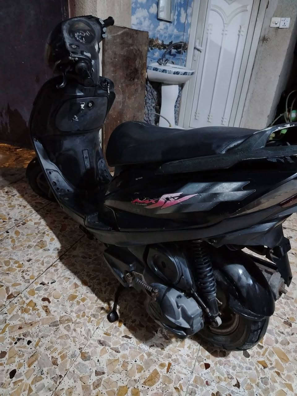 السلام عليكم
ماكس  140 اخت الرمبة 
نكرة سلف 
محرك ناعم اخرس 
كلجاتها تخبل
شلعة ومعدل تخبل 
كهربائياتها لايتات اشارة دبل اشارة كلة كامل   
مابيها اي نقص اوراق بيها 
الدراجة بالواقع احلة من الصور 

السعر 300 وبيها مجال للشراي 

***********
