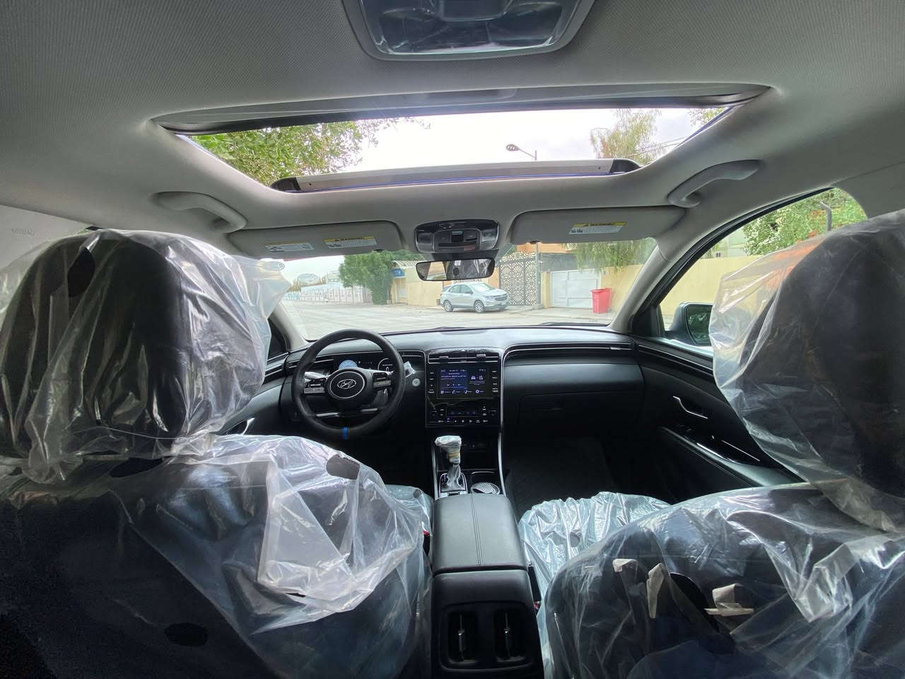 السلام عليكم ورحمة الله
هيونداي توكسان 2022 وارد أمريكي 🇺🇸
لون جويتي
ممشاها: 55,000 كم فقط
حادثه بنيد فقط بدون لا دواخل ولا لغود ولا شواصي ولا بدنه حادث خفيف جدا ورصعه بالجنطه

محرك 2.5 لتر تنفس طبيعي (4 سلندر)

قوة 187 حصان 💪

عزم 241 نيوتن.م

قير أوتوماتيك 8 سرعات (تقنية حديثة ناعم جداً)

نظام دفع أمامي (FWD)

نظام Drive Mode (اقتصادي / رياضي / عادي)

شاشة وسطية كبيرة لمس (8 إنج)

Apple CarPlay + Android Auto

بلوتوث + USB + AUX

شاشة معلومات عدادات رقمية

كاميرا خلفية 

نظام تشغيل بصمة + دخول ذكي (Smart Key)

تشغيل عن بعد (Remote Start)

مثبت سرعة (Cruise Control)

شاحن موبايل لاسلكي

نظام صوتي

نظام ثبات إلكتروني (ESC)

نظام مانع انزلاق (TCS)

نظام مانع انغلاق المكابح (ABS)

نظام توزيع قوة الفرامل (EBD)

نظام تحذير مغادرة المسار (Lane Assist)

نظام المحافظة على المسار

نظام تحذير الاصطدام الأمامي

فرامل طوارئ تلقائية

كشف النقطة العمياء (Blind Spot)

تبريد قطعتين

مقاعد قماش

تحكم كهربائي بالمقاعد

تدفئة مقاعد

تحكم ستيرن كامل (صوت + مكالمات + مثبت)

فتحة سقف 

إنارة LED أمامي وخلفي
سياره عليه عدسات اوزون ضمان سنتين حقيقي لايت قوي جدا 

Daytime Running 

نظيفة جداً ما تحتاج صرف

ممشى حقيقي 55,000 ألف كم

مكانه النجف 
رقم الهاتف: ***********
