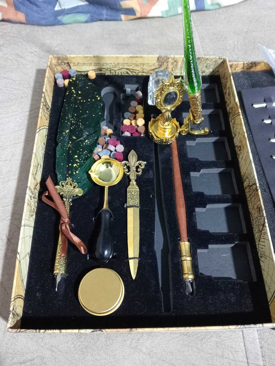 هذه مجموعة أقلام خط ريشة وحبر (Quill pen and ink set). الميزات الرئيسية للمجموعة تشمل: 
قلم ريشة مصمم للكتابة.
عدة عبوات حبر ملونة.
أختام شمعية وملعقة صهر الشمع.
عدة رؤوس (ريش) قابلة للاستبدال.
صندوق تغليف أنيق أو قاعدة تثبيت
💸السعر 25 الف عراقي 
📱***********
📌 بغداد
