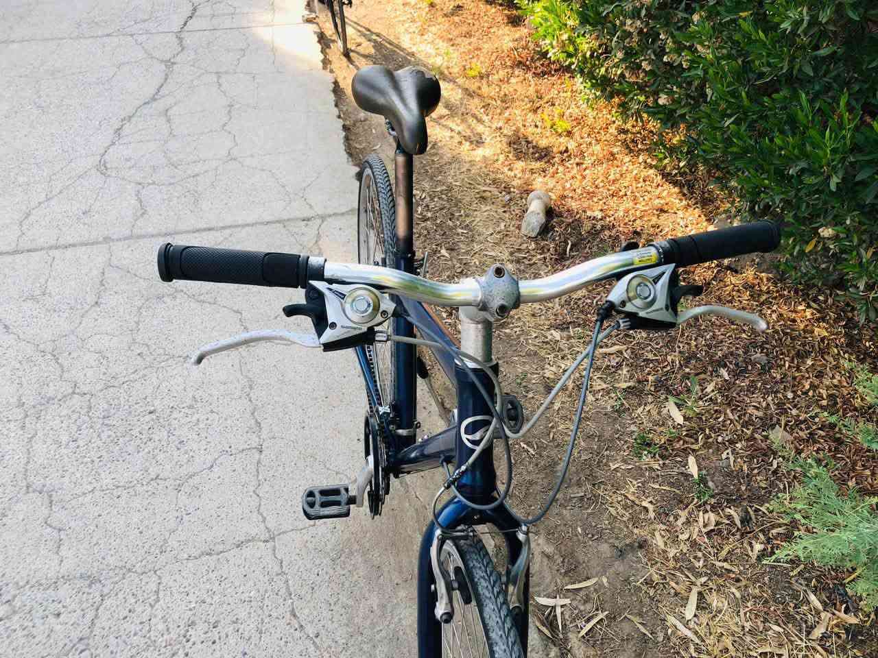 ⚜️دراجة  ماركة جينت أمريكي 🇺🇸🚲

⚜️رياضي حجم 28 فريم عالي 

⚜️معدن فافون خفيف بشكل 

⚜️دبل كير فقاس شيمانو ياباني 

⚜️كير امامي 3 نمر 

⚜️كير خلفي 7 نمر 

⚜️سستم كامل شيمانو مختم 

⚜️ويالة زوم طبقتين رفيعه 

⚜️تايرات زوج جديد مال شركة

⚜️سرج اصلي طبي مريح 

⚜️دراجة احلا من الصور شرط 

⚜️السعر (160) الف 💵

⚜️تواصل(***********)☎️

⚜️ العنوان/موصل_حي_فلسطين 📍
