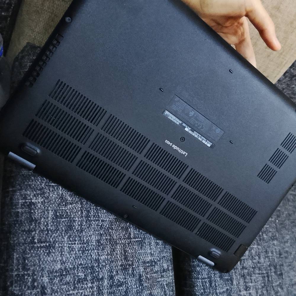 لابتوب مستعمل
Dell Latitude 5400
Intel Core i7-8650U (الجيل الثامن)
RAM 8GB
SSD 256GB (المساحة الفعلية 237GB، وهذا طبيعي)
Windows 11 Pro
الحالة: لم يُصلح من قبل ولم يفتح 
ومعه جميع ملحقاته من شاحن وحقيبه
سعر 370وبي مجال 
رقم هاتف ***********
***********