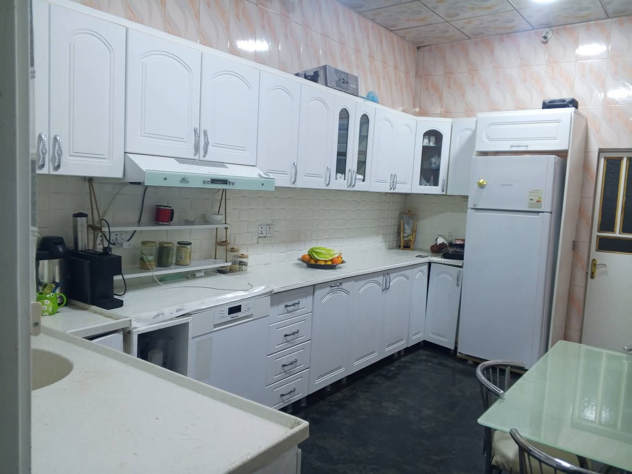 كاونتر خشب شغل تفصال 5متر فول نضافه سعر525الف مكان كلار 
***********
