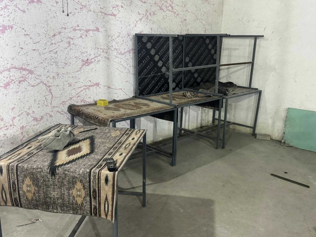 كراسي عدد 30 
ميز عدد 6 قياس متر في متر 
كامرات منضومه 
بلازمه حجم 55 
خلاط الماني عدد 2 
كاونتر عدد 1 
صحيات كامله 
مروحه جداريه عدد 8 
طبلات عدد 12 
نراكيل عدد 30كامل الملحقات 
طباخ قواري 
منضومه نت كامله 
منضومه مال لعبات كامله       أسعار جداا مناسبه للبيع مستعجل الاستفسار ***********
