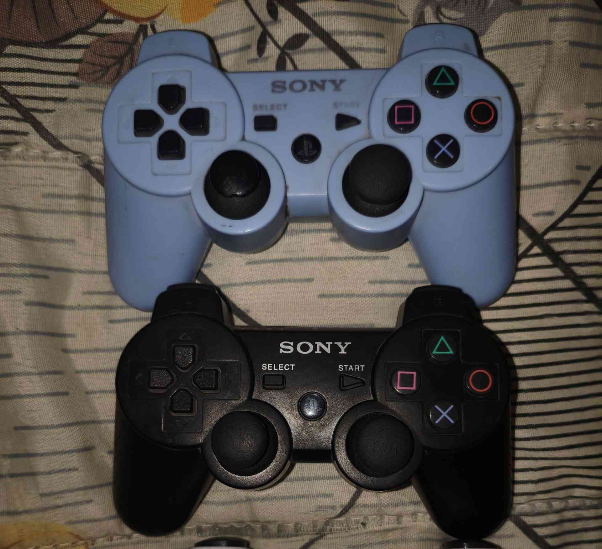 { 25 الف 🎈}.  بلايستيشن 3 فات + ملحقات كاملة PlayStation 3 بحالة نظيفة جدًا  
شغال قبل العطل
 الحالة: عطلان لمبة صفره (Yellow Light)  يحتاج تصليح أو تاخذه قطع غيار
 الجهاز نظيف وما بيه مشاكل خارجية
 الملحقات:
جويستك 3 عدد 2
كيبل تشغيل
 شاحن جويستك 
 السعر: 25
  الموقع: الناصرية مركز
 البيع مستعجل وأول واحد يجي ياخذه مباشرة
  *********** للتواصل واتساب
