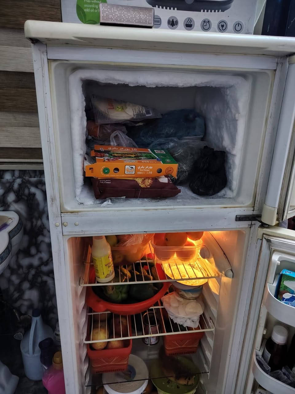 السلام عليكم غراض للبيع تخم وثلاجه مكان الدوره التخم جديد موسوكي بي عيب بس الرجل مكسوره والثلاجه كل تصليح مابيها وتجميدها فول وطباخ مثل ماواضح بصوره مصري الباب مالته ميطبك مال 💰 فرن. للستفسار ***********
