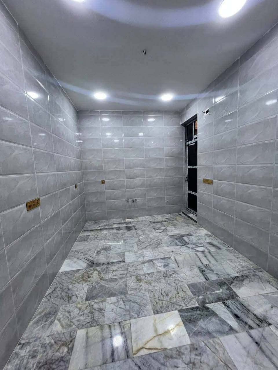 دار 55 متر للبيع
يحتوي  على هول صالة
منور مطبخ وخدمات عدد 2
غرف نوم عدد3 منور   
حي الجهاد المخابرات خلف جامع محمد رسول الله 
للاستفسار ☎️ *********** واتساب
