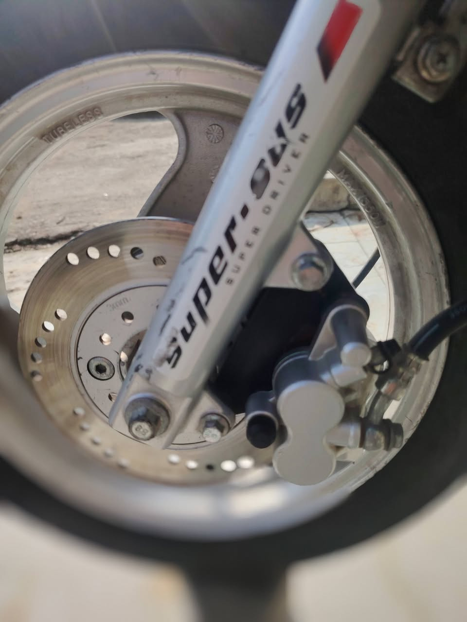 دراجه سبيسي الله وكيلك كلشي ما بيه نضيفه بس لكفر لكدام مكسور وبقيت دراجه كلهه ما بيه شي دراجه ما مفتوحه ابد تروح تفتر المصلحين كلهم واصلي اروقهه موجوده تشتغل بصمه واسويج +زوج تيرات عنواني:ميسان قطاع 28 اتوصل وياي ع هاذ لرقم ***********واتساب سعر 650 وبي مجال للطيبن
