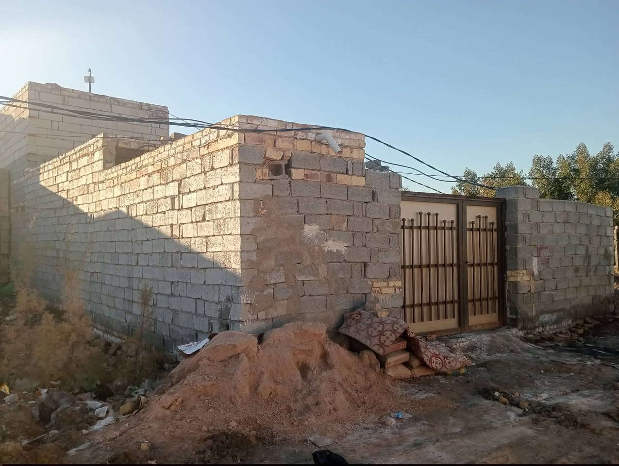 بيت للبيع
المساحة 200
يتكون من غرفتين وصالة وبراني ومطبخ وحمام داخلي وصحيات خارجية . بناء جديد ( الأرضية بورسلين )

- البيت بي نواقص ماكاملة مثل ماموضح بالصور الي هنة البراني والدرج والصحيات الخارجية .

 - العنوان : الديوانية  الـ حمد ، للمعلومة البيت مكانة فرعي

 - السعر 32 مليون  ، للأستفسار *********** متوفر واتساب .
