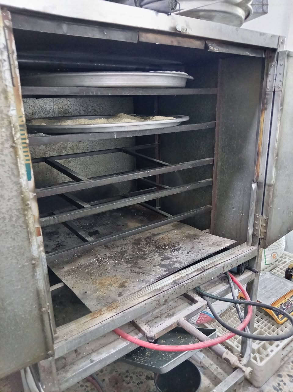 فرن غازي ياخذ ٦صواني للبيع السعر ٣٠٠ الف بي مجال هاتف ***********
