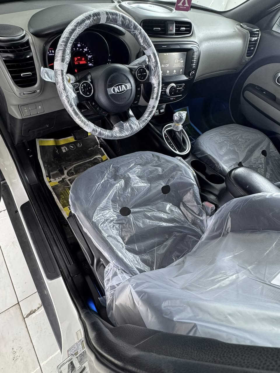 السلام عليكم كيا صول 2019 رقم اربيل الدولي تحويل ثاني يوم محرك 1600 حادثها بسيط الجاملغ الخلفي موضح بالصور بدون ايرباك السيارة كلها ليبل واحد بجم كبس على وضع الشركة برغي ممفتوح بي المواصفات شاشة كبيرة كاميرا خلفية بصمة وضعيات قيادة وباقي المواصفات المعروفة السيارة حلوة وجاهزة دينار متصرف عليها للبيع فقط السعر 119 ورقة بيها مجال بسيط حق الجية للاستفسار *********** مكان السيارة بغداد غير متواجد عالنت الشراي يتصل
