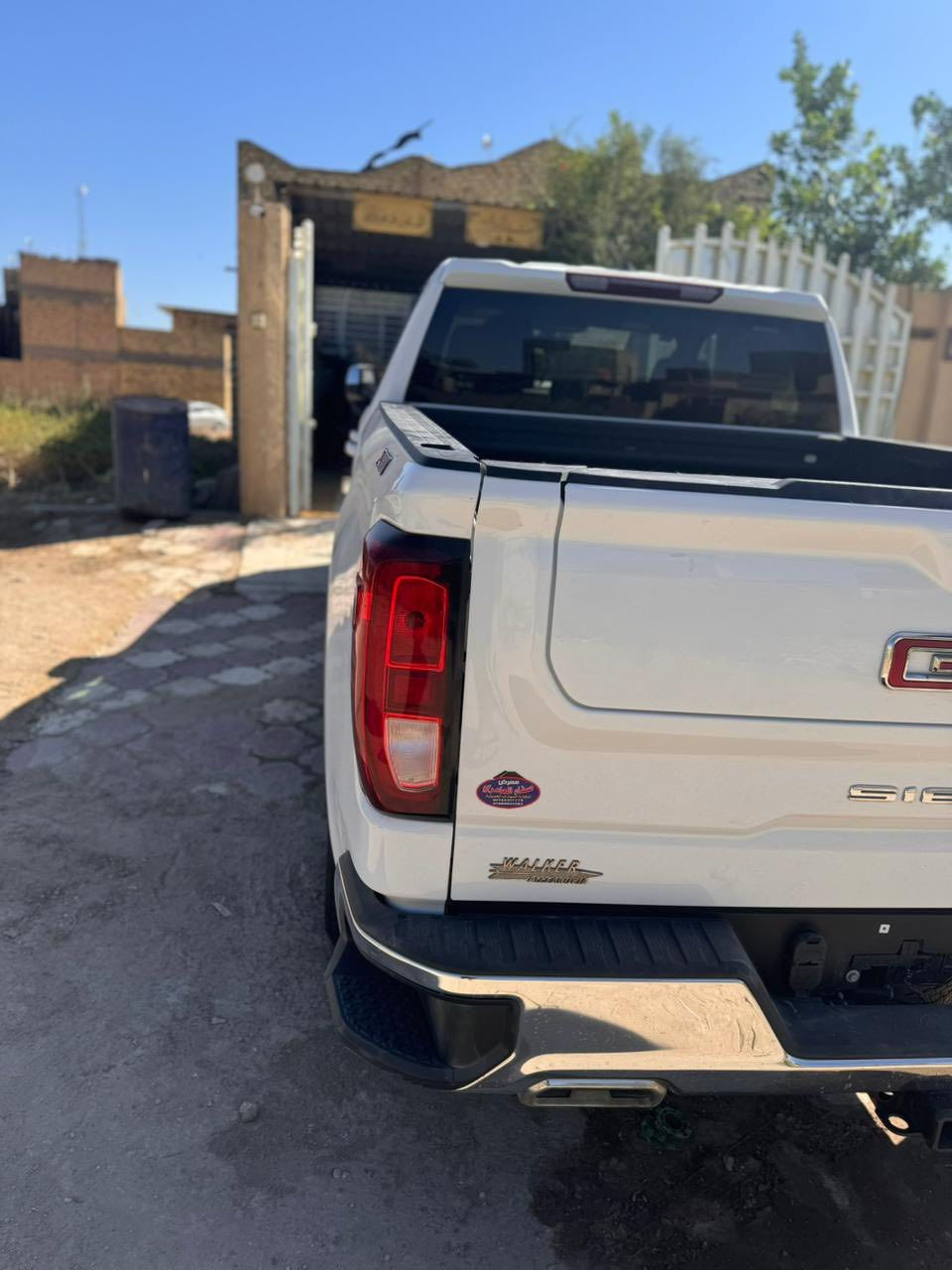 السلام عليكم 
لبيع جمسي سيرا وارد امريكي حادثها الباب السايق ماشية ٤٥سيارة جديدة لون ابيض صور الحادث موجودة بلمنشور التواصل على الرقم ***********
