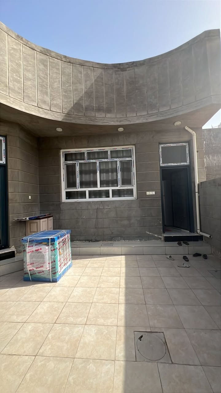 السلام عليكم بيت للبيع في حي الأمين الثانيه خلف حلويات قصر الشام مساحته ٢٠٠ متر واجه ١٠ نزال ٢٠  
بناء كامل حديث درجه اولى...📍📍 
يتكون البيت من 
(غرفتين نوم ومطبخ ومجمع صحيات مناور ثنين وكندور وصاله ,)
بناء حديث قبل سنتين 2024 درجه اولى 
مكانه جدا حلو وراقي خلف مركز سيف سعد مباشره البيت موقعه جيد جدا والمنطقة كُله بيوت حديثه ومرتبه ...
البيت شارعه الرئيسي  10 متر والفرعي 8 متر جدا مرتب ونظيف.....
البيت طابو زراعي سند 25صرف بسم شخص واحد تحويل مباشره بعد البيع .....
للاستفسار اكثر المراسله على الخاص وشكراً 
او الاتصال على الرقم ⬇️⬇️⬇️***********.
