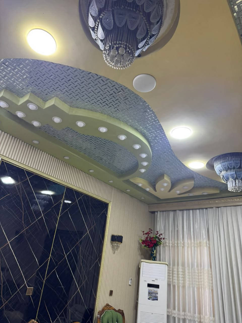 🏡دار زراعي
مساحة الدار 120م (ركن ) على شارع 15
الواجهه 7.5 النزال 16
يتكون من 3غرف سويتات واستقبال وخدمات 
الدار يحتوي على تأثيث كامل 
📍موقع الدار خلف بانزيخانه الجبها منطقه سكينه 
بناء جديد درجة اولى 
السعر المطلوب (200)مليون 
للاستفسار 
لؤي الوائلي ‭0771 331 6724‬
حسين الزيداوي ***********
