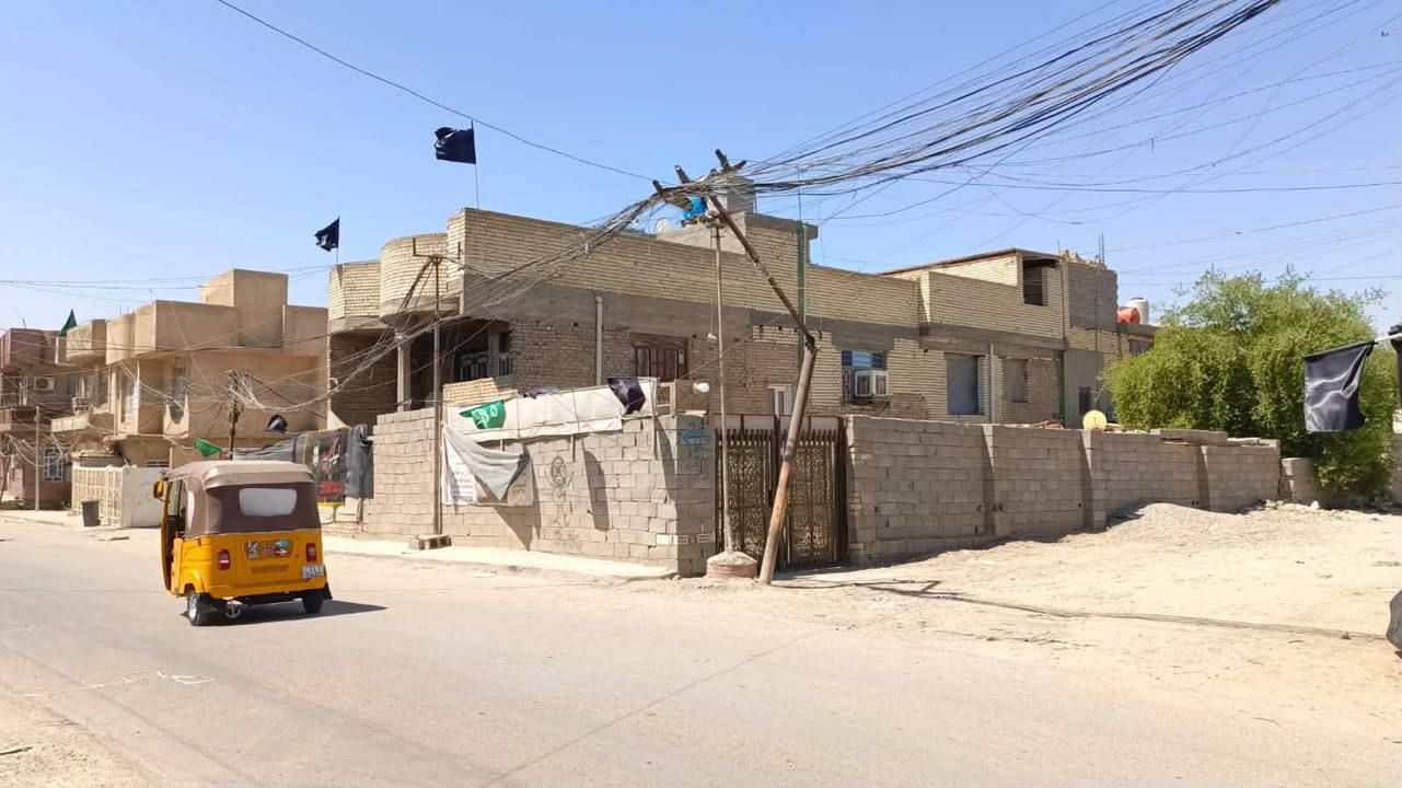 السلام عليكم 
دار مساحة 200 متر وبي حديقة تشجير بصفة مساحة 200 متر 
يحتوي على 6 غرف نوم  من عدا الاستقبال و4 حمامات 3 طابق الارضي و1 طابق الاول ومطبخ وهول جوة وهول فوك ويحتوي علة بيتونه علة عرض البيت بي سطح امامي وسطح خلفي بي كراج مال سيارة مكانه علة شارع عام تجاري ويحتوي علة محلات ثنين قيد الانشاء سطح شتايكر جديد قبل سنه مشتغلة مي ومجاري تاسيس جديد كهرباء تائسيس جديد 
البيت موصل ب٣خطوط ماء حار بارد اسالة الشعلة الدوانم شارع ابو هاتو نهاية الشارع مقابيل اسواق الساقي 
*********** بي واتساب

