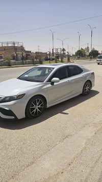 كامري ٢٠٢٣ اس اي  رقم بغداد  بانزيل  بيه فقط بارد بصندوق اي صبغ مابيه ...