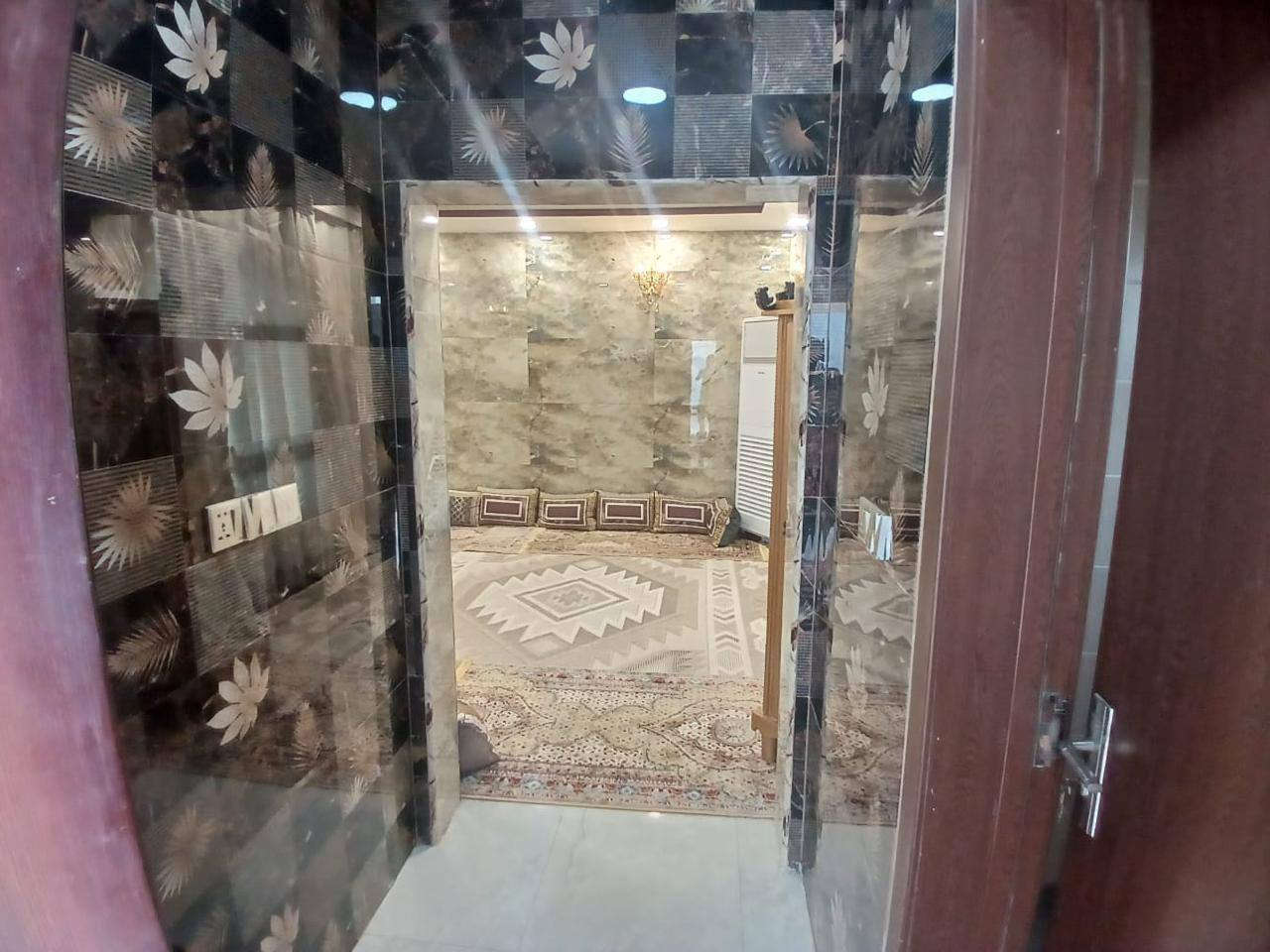 سلام عليكم   تم عرض. عدن البيت البيع مساحه 300  موقع مجمع الأميرات.القديم  مرحله اول. قطاع ثامن   بناه نضيف  بيه اضفات   من احدث  مواد بناء من افضل كادر بناء 
:مبدله رضيه بورسلين  
: 2  إضافه غرفه  طابق ثاني. أربع 
:3 كراج كاشي. من احدث معامل في نجف 
:4اضافه مطبخ حار وبارد 
:5صاله عدد 3
:6 مجمع صحيات جداد  مميز 
:7تسيس  كهرباء جديد 
:8 اهم شي بناء مال جناي واليس بياع شره 
:9بيت  بعد بناء صارله سنه  من مسكون 
:10 الاستفسار  على رقم :***********
