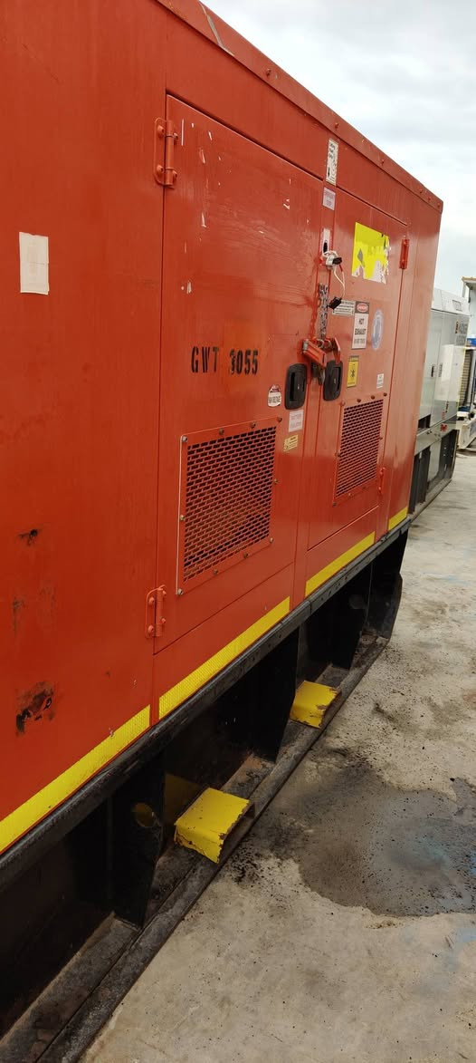 السلام عليكم 
بيركنز انكليزي اصلي 
4 اسلندر 
 60 كيفي
كاتم 90/100
منضومة حماية كامله 
ساعات العمل 380 ساعه اصل 
بحالة الوكاله
وارد استرالي 
الاستفسار الاتصال 
***********
***********
