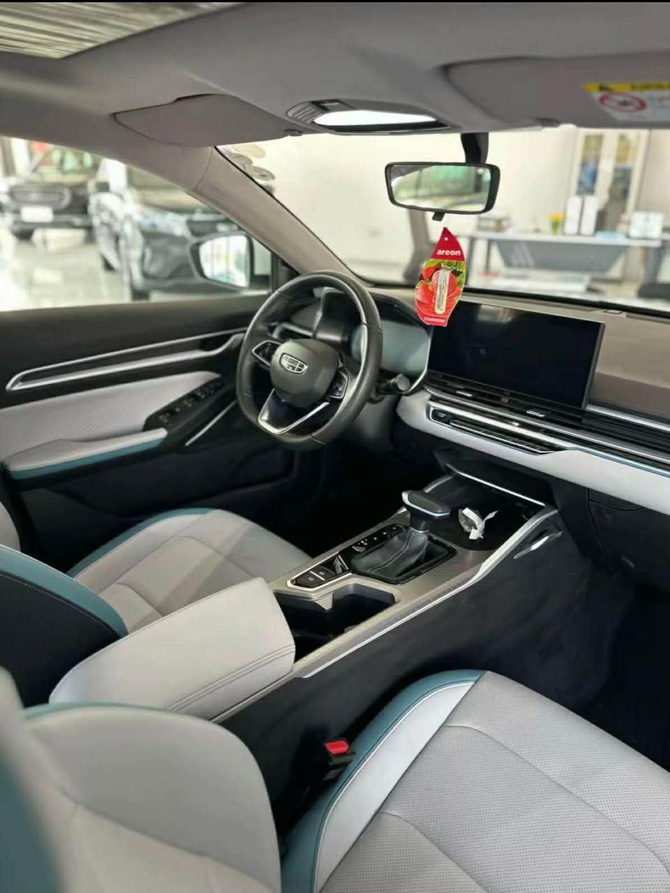 GEELY EMGRAND 2025 فول مواصەفات
 دەرکەی لای سەکن یەک بستی بچوک pdrکراوە هیچی دیکەی نیە زەمانی شەریکەی  باجگری ماوە ٤٤هەزار ڕۆیشتوە   سعریشی ١٣٥  واتساپ ڤایبر *********** أربيل, العراق
