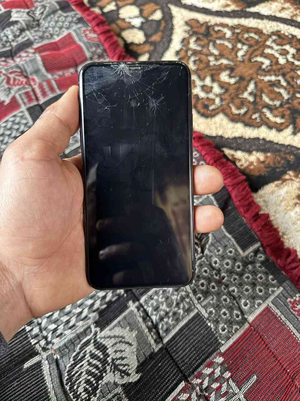 السلام عليكم 
ايفون 11بروماكس
ذاكره256
بطاريه74بلادي شرط 
تك خط 
بصمه الوجه واقفه اثر وكعه
ضهر وجام مكسور 
الجهاز نورمال وضمان يومين اي خلل يرجع 
السعر 260 وبي مجال 
***********
