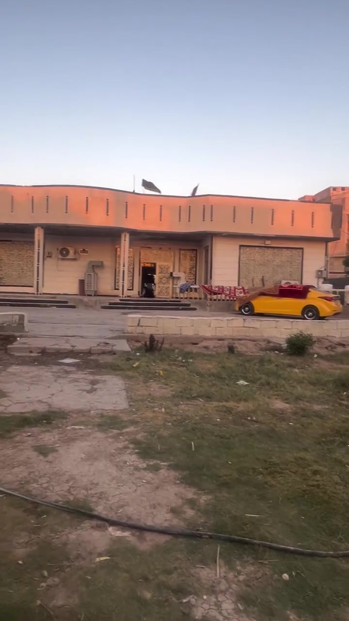 بيوت للبيع
مساحت الدونم 2250 
عدد 2 
يحتوي علا 6 بيوت المساحه 180 بنيان 
وبيت الكبير مساحته بنيانه 350 م
مكان بغداد السياحي شاعوره 
رقم الهاتف ***********
سعر خاص
