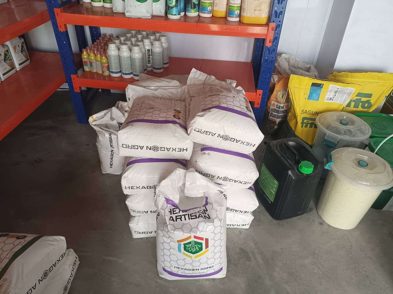 بفضل الله تعالى 
مستمرون بتجهيز الفلاحين بمبيدات الأدغال والأسمدة الورقية
علما" ان دوام المكتب من الساعة الثامنة صباحا" حتى الخامسة مساء" 
العنوان: صلاح الدين _ قضاء الشرقاط _ الساحل الأيسر 
موقع العبد الله الجرو للتجهيزات الزراعية 
قرب سيطرة الجرباوي 
المهندس: سمير علي الطاهات 
***********
مع وجود خدمة التوصيل كافة محافظات العراق
