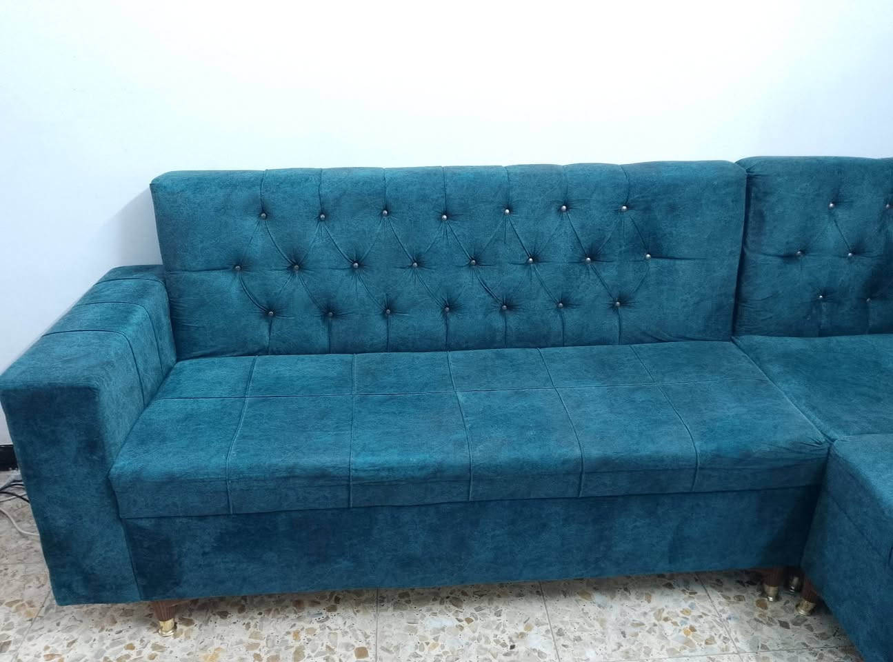 سلام عليكم تخم ديوان للبيع 7 مقاعد نضيف جدا تسكام المكان بغداد شهداء البياع الشراي يتصل بلرقم *********** وتساب موجود
