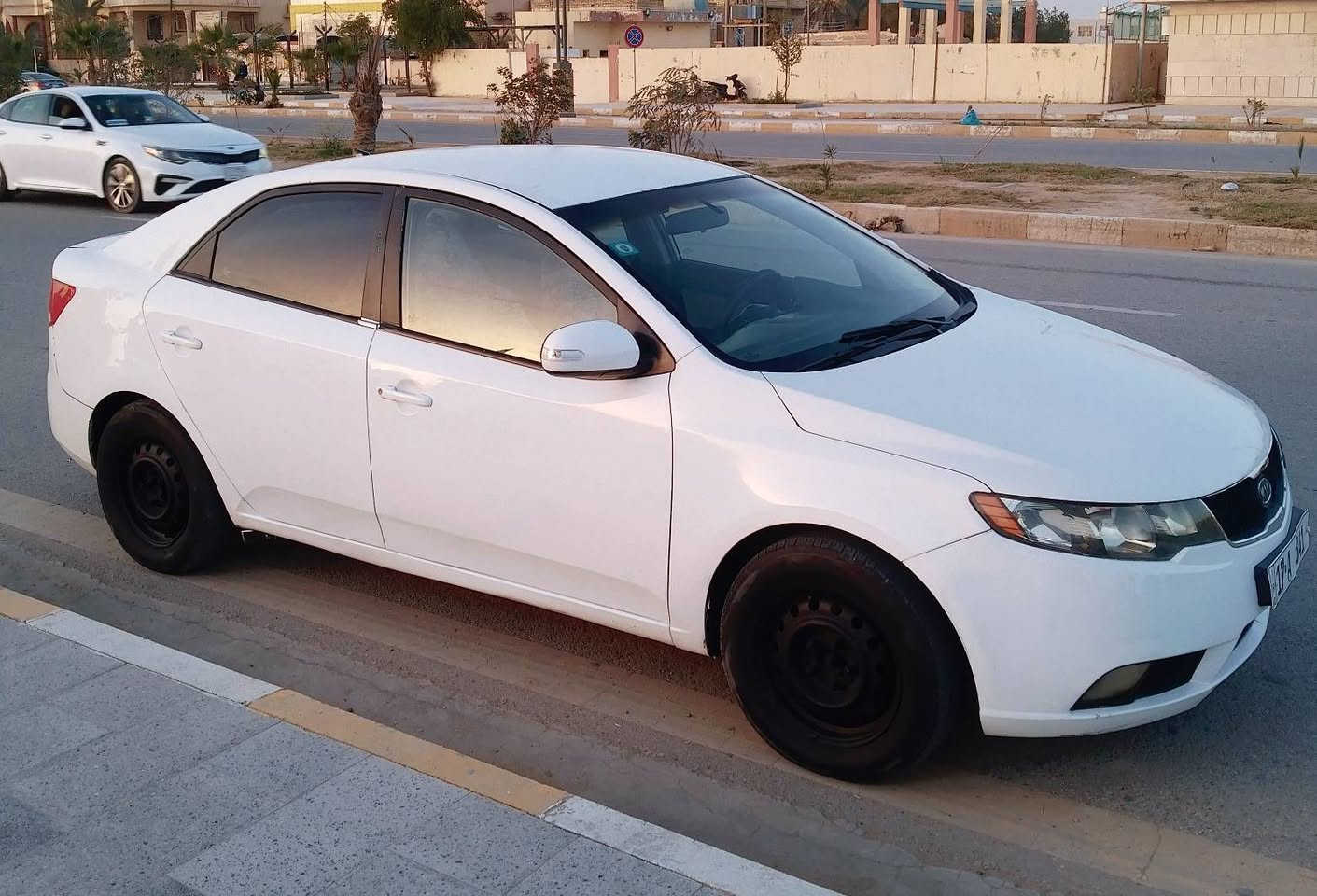 السلام عليكم سيراتو موديل 2009 تحويل مشروع وطني رقم انكليزي 17 دولي مكان سياره ناصريه بيه باب وجنطه مبدلات والباقي مكفول مكينه 1600 السعر 78 الرقم 
***********
