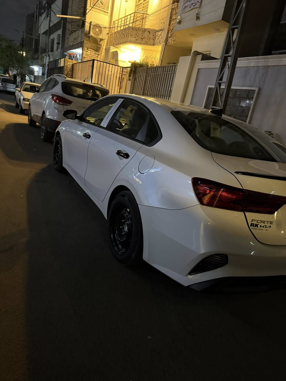 سلام عليكم فورتي 23نص فول محرك 2000 دوش سياره كلين 
بدون حادث  سعر 163
مكان سياره بغداد حي لعدل 
رقم لهاتف ***********
سياره كل نقص مابيها
