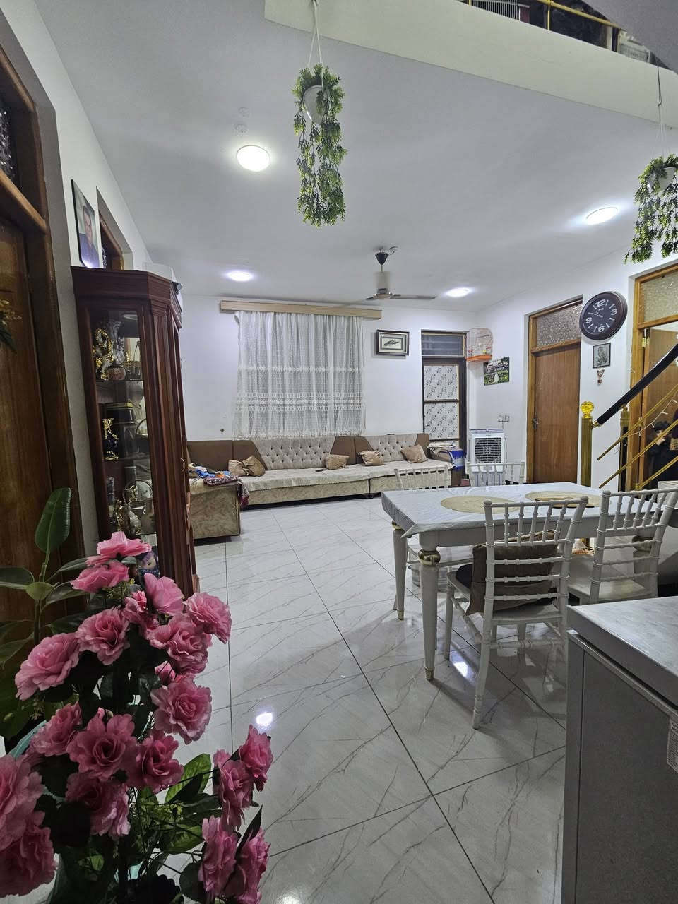 السلام عليكم بيت طابو صرف ٢٠٠ متر في مجمع الرواد شارع ١٢ رقم الوحده ٣٠٠٧ غرفتين منورين هول داخلي استقبال مجمعين صحيات بيتونه بيت جديد را رطوبه ولا اي عيب بي بيت جدا نظيف السعر ٩٧ بي مجال مطلوب للمصرف العقاري  ١٠٠ قسط الشهري ٥٤٠ تخم والمطبخ هدية ويا البيت
***********
