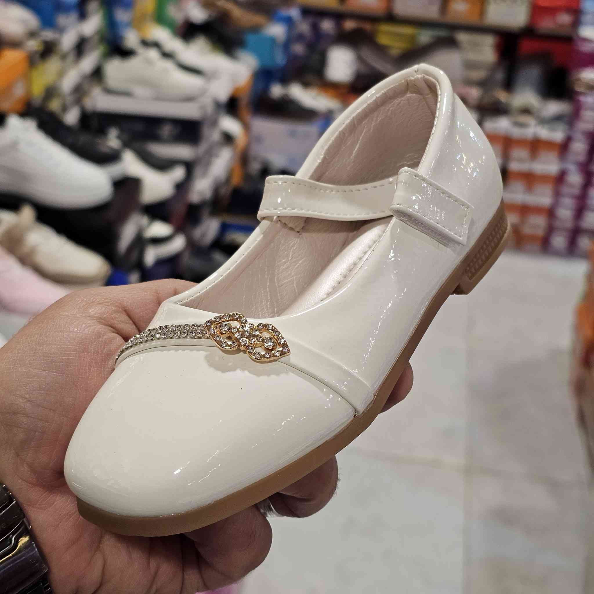 حذاء بناتي ☺️☺️
موديل جديد ونازك 💯💯
ثلاث الوان 
قياسات ٣٠/٢٩/٢٨/٢٧/٢٦

⭕ العنوان موصل حي المهندسين مول قوارير
      الطابق الثاني 

⭕يوجد توصيل داخل الموصل 

⭕هاتف ***********

⭕هاتف ***********
