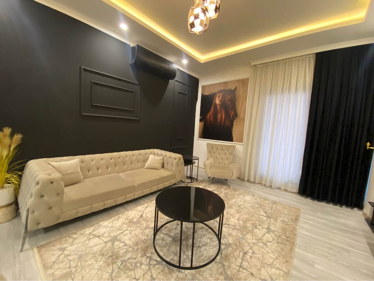 شقه موثثه للاجار باربيل مجمع واو تاور 
الموقع على شارع 100 مقابيل كلية جهان و بصف كلية اللبنانية الفرنسيه و كلية تيشك قرب امباير 
مساحته 100متر غرفه و صاله و مطبخ و صحيات و بالكون واجهته امباير 
لتواصل واتساب : *********** أربيل, العراق
