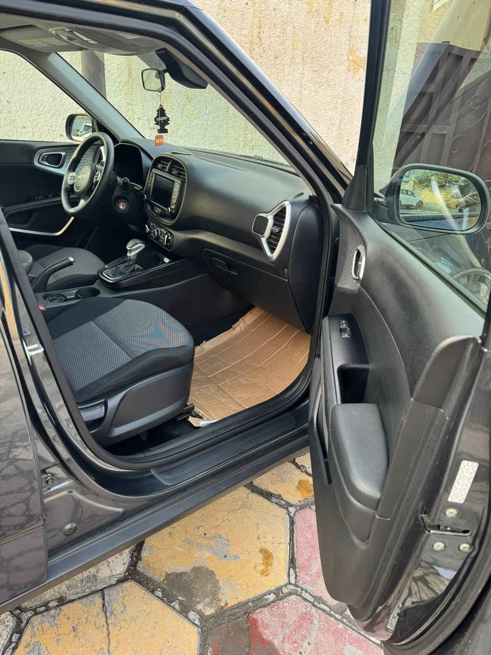 سلام عليكم كيا صول موديل2023 مواصفات تحكم جهتين حاكيه مانع تزحلق شاشه كبيره لمس كامرا دواره رادار امامي وخلفي رادار يمنه ويسره حساس اطارات توقف ذاتي انضمه  قياده حجم المحرك 2000 دوش ماشيه 31السياره بسمي رقم بغداد 
اتصال 
***********
