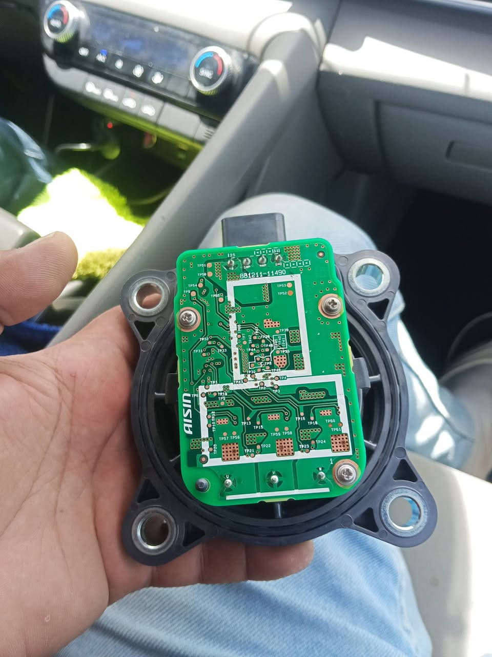 واتر لم كهربائي مال كورلا 2024 مرتين مبدل وطلع لخلل عندي بل كلبسه الي بسياره شغالات عل فحص وعل ضمان 
***********
