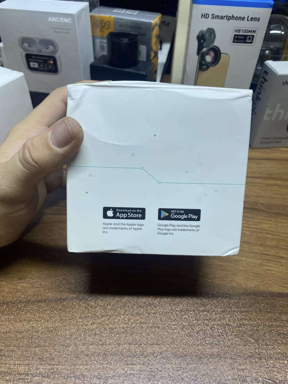 قطعتين
السعر 30 الف 
توصيل جميع المحافضات 5 
مكبر الصوت الذكي Eufy Genie (طراز T1240)، وهو مساعد منزلي ذكي مدمج بـ مساعد أمازون الصوتي (Alexa) من إنتاج شركة Anker.أبرز مواصفات وميزات الجهازالمساعد الصوتي: يأتي بمساعد Amazon Alexa مدمج بالكامل.الصوت: يضم مكبراً صوتياً بقوة 2 واط لتوفير صوت نقي ومحيطي داخل الغرفة.التحكم الذكي: يتيح التحكم الصوتي بالأجهزة المنزلية الذكية المتوافقة مثل الإضاءة والمكانس الروبوتية.الاتصال: يدعم شبكات Wi-Fi بتردد 2.4 جيجاهرتز فقط (ولا يدعم تردد 5 جيجاهرتز).المنافذ: يحتوي على منفذ Micro-USB للطاقة ومخرج صوت 3.5mm AUX لتوصيله بسماعات خارجية أكبر.
#ابوهاجرامزون


**إذا كنت صاحب هذا الإعلان وتريد حذفه لأي سبب، رجاءا أرسل رسالة إلى الدعم الفني**