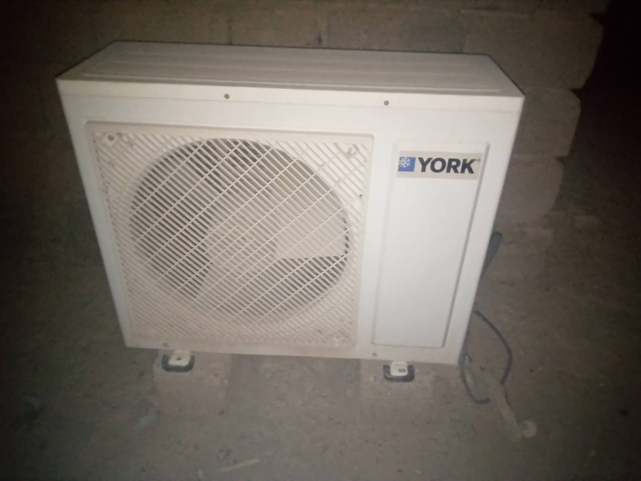 سبلت للبيع 2 طن. بي ليك بالقطعه الداخليه للبيع المكان الهارثه ***********
