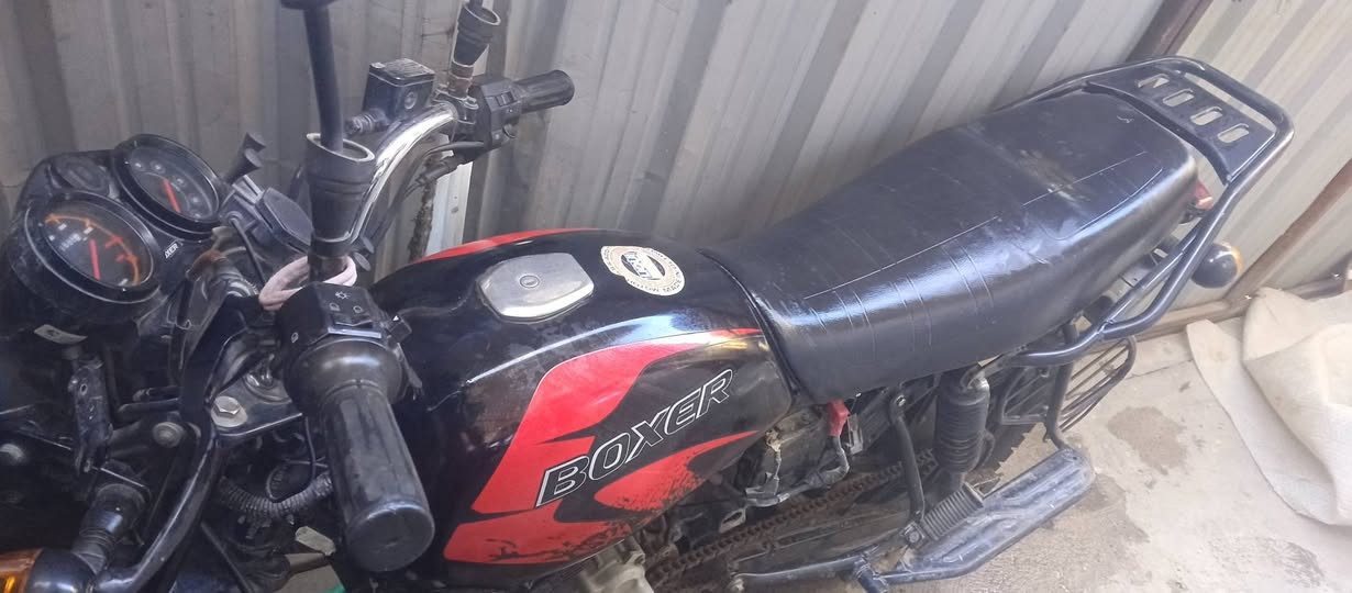 بمليون و 150
بوكسر 21 مامرقم بس اوراقها موجوده كامله
ماشيه 81 الف 
شادلها تاير خلفي جديد 
نقصها بس تانكي لان تانكيها صار بي زنجار 
الدراجه تاركها الي فتره لان تركت دلفري 
عنواني الحرية بغداد شارع مشجر 
رقمي 
***********
