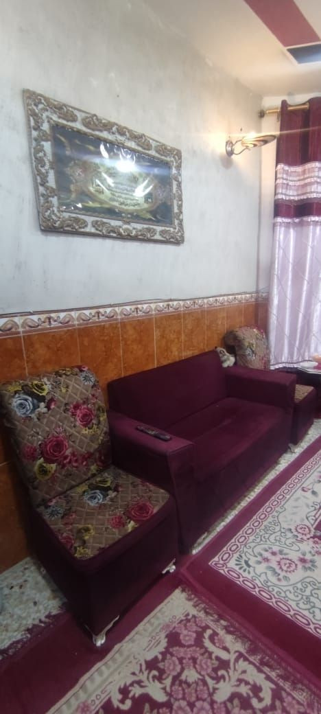 السلام عليكم  اغراض بيت كامله للبيع كاونتر وثلاجه وطباخ مصري ومبرده  وكنتور 3ابواب صاج وغساله سامسونك جديده و غرفه نوم مستعمله كامله وتخم قنفات مثل ماموضح بالصور للعلم الاغراض داخل بغداد للاستفسار الاتصال على الرقم ***********
