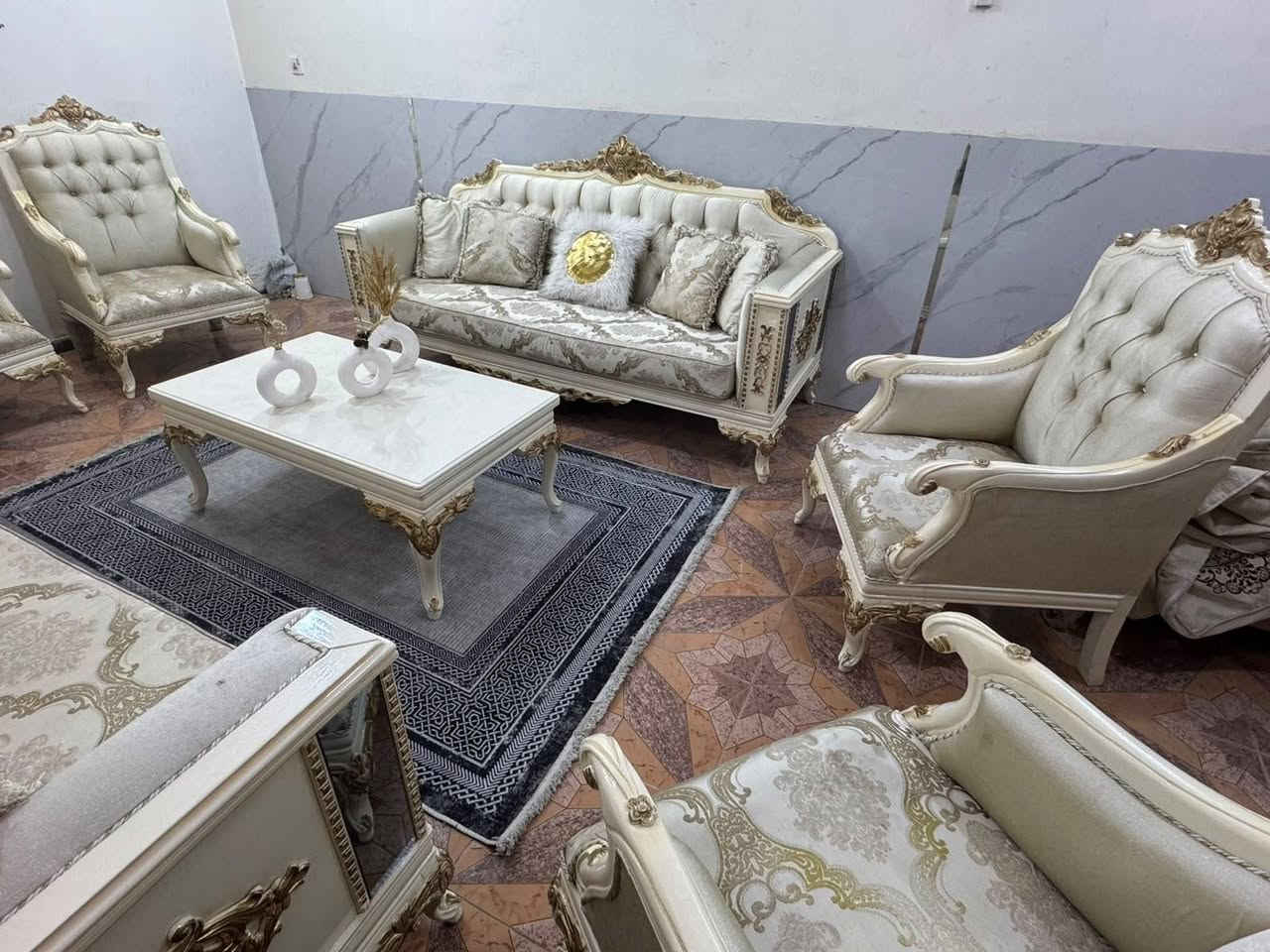 تخم زان دزاين ايطالي ١٠ مقعد مع ميز وسطي اخو الجديد نضافه فول  ***********
