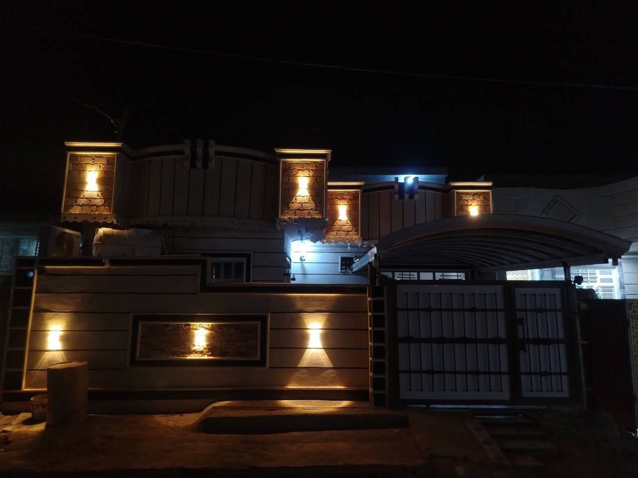 السلام عليكم بيت مساحه 200 متر زراعي طابو سند 25 في حي الزهراء في شارع معمل الثلج فول كامل من كلشي بناء 2023 يعني حديث ***********
