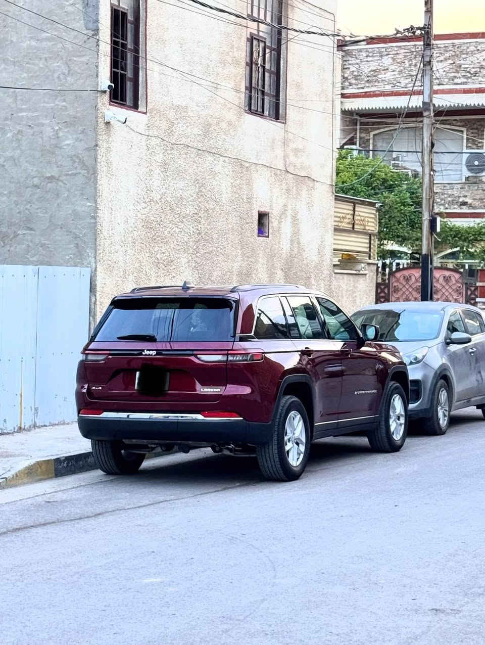 السلام عليكم جيب 2024 كتّاب شهداء لون ماروني ماشيه ١٤ الف
موصفاتها 
فتحه كشن كهربها + تدفئه 
+ تدفئه ستيرن صندوك كهربائي حساسات + رادارات وتوقف ذاتي 
و مواصفاتها معروفه 
السياره حادثه جاملغ مبدل و مصبوغ فقط و طاكه ايرباكات وراجعه سستم و بيها بارد شويه بل جاملغ الخلفي 
موقع السياره بغداد الشعب 
رقم الهاتف ***********
السعر ٢٦٨ ورقه
