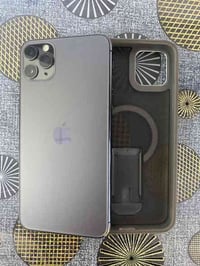 ايفون 11 بروماكس  اللون اسود 🖤  الذاكره 256❤️  بطاريه80 بلاد السعر٤٢٥ ...