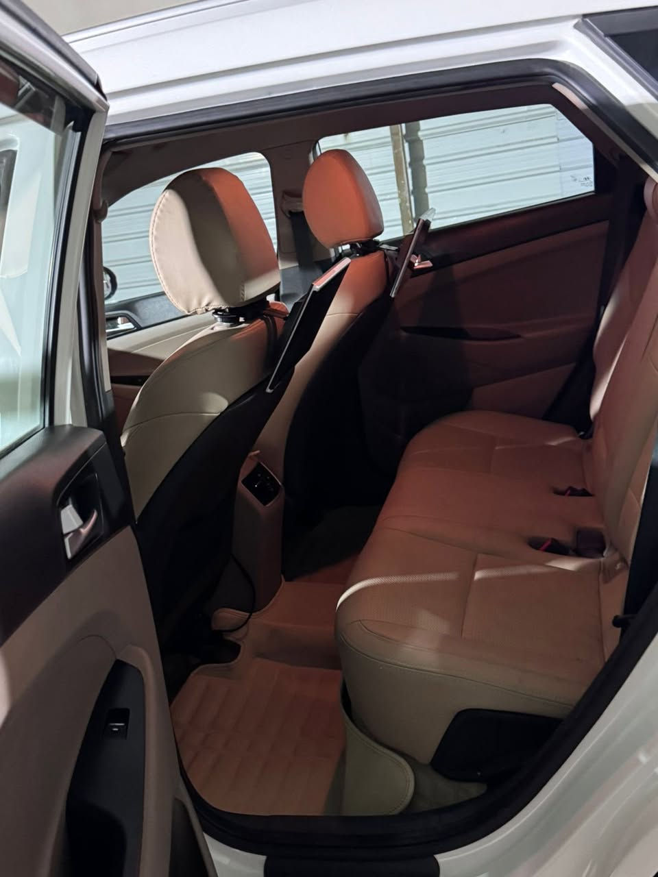 توسان 2020 لون ابيض خليجي رقم اربيل  سنويه منتهيه كفاله السياره ما عده البارد  والباقي كله مكفول السياره جديده شلعته حلوه  ما ناقصه اي شي 
سياره ماشيه 90 الف
عنواني بصره ابي الخصيب
السعر 190 وبيه مجال 
الهاتف ***********
