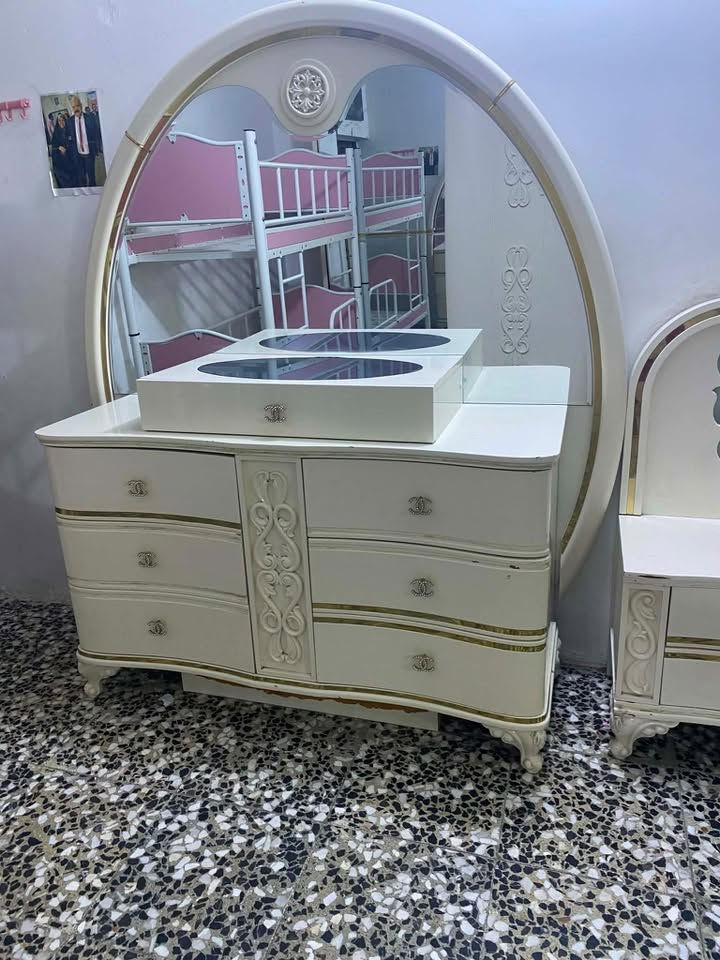 غرفه نوم تركية نوع لونا
غرفه قويه جدا ونظيفه
تشمل جربايه مخزن
كنتور ضخم سلايد اصلي 
ميز تواليت
ميز جرارات
زاويه مرايه كبيره
كومديات مع الجربايه
السعر ٣٥٠ الف 
بغداد البياع سويب 
الخاص او ع الرقم ***********
